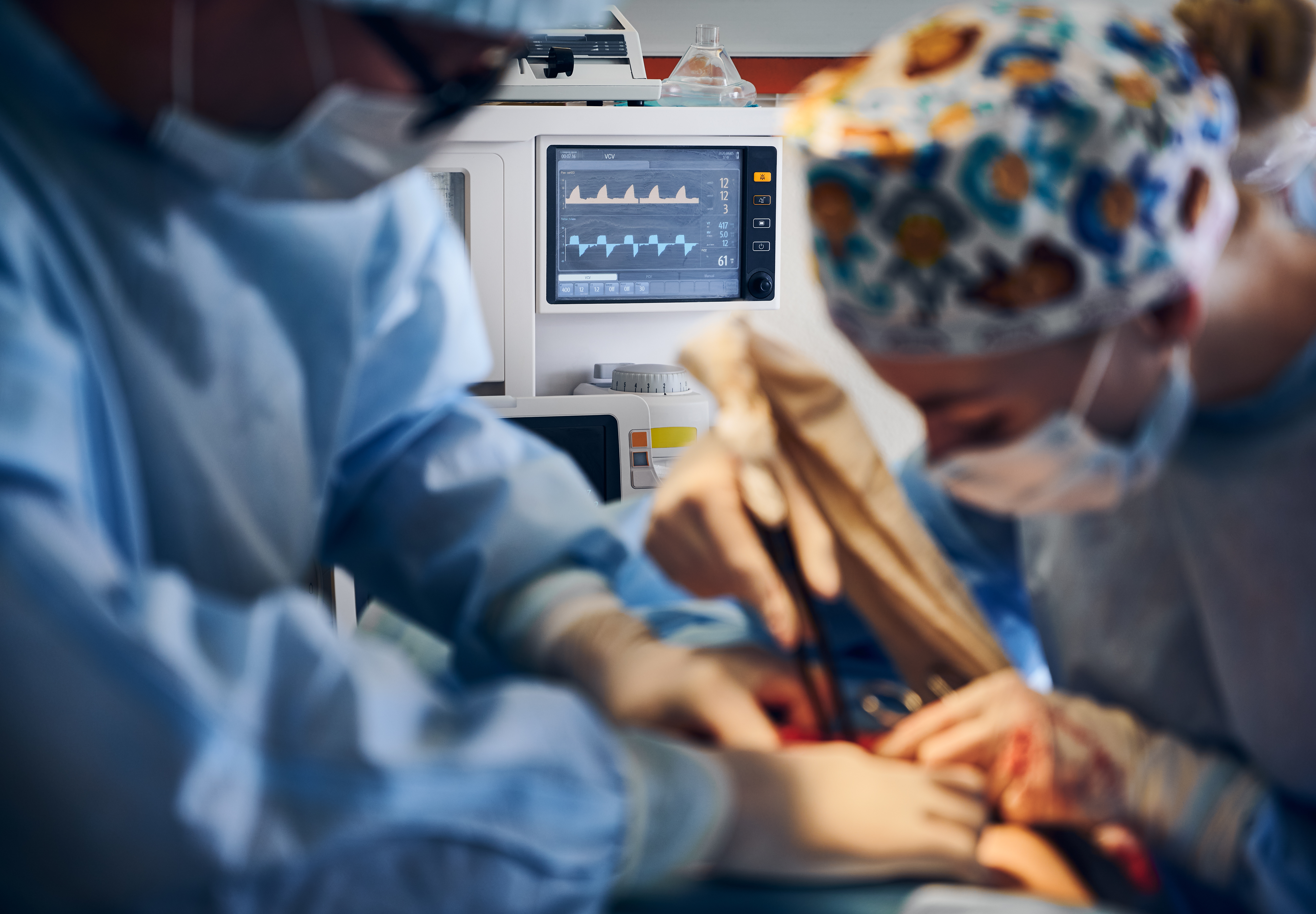 Cirurgia robótica em sala de operação
